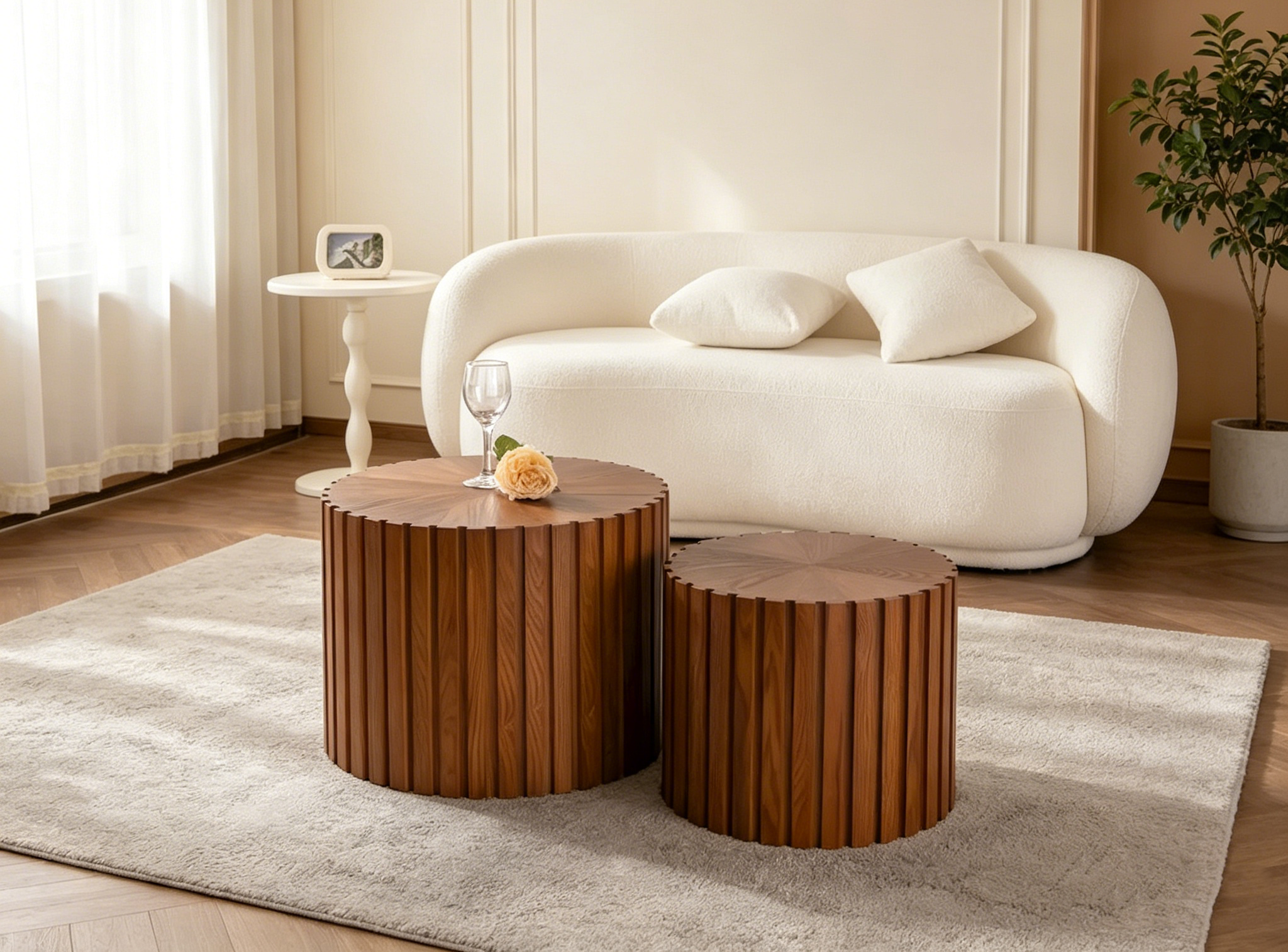 Table basse ronde en bois exquise pour petits espaces de vie