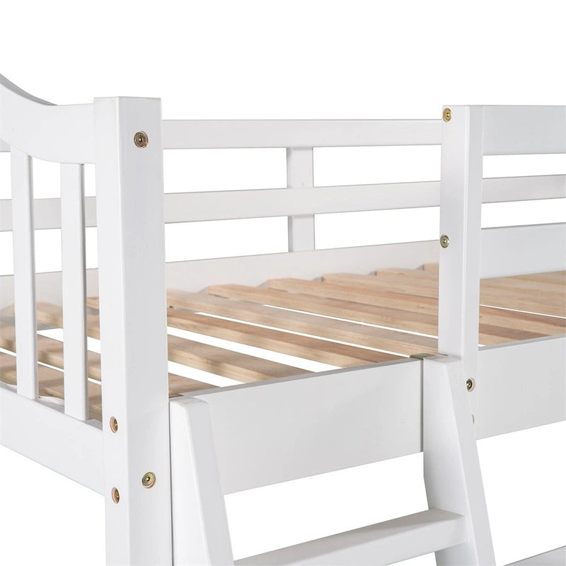 Un lit superposé avec étagères et un bureau