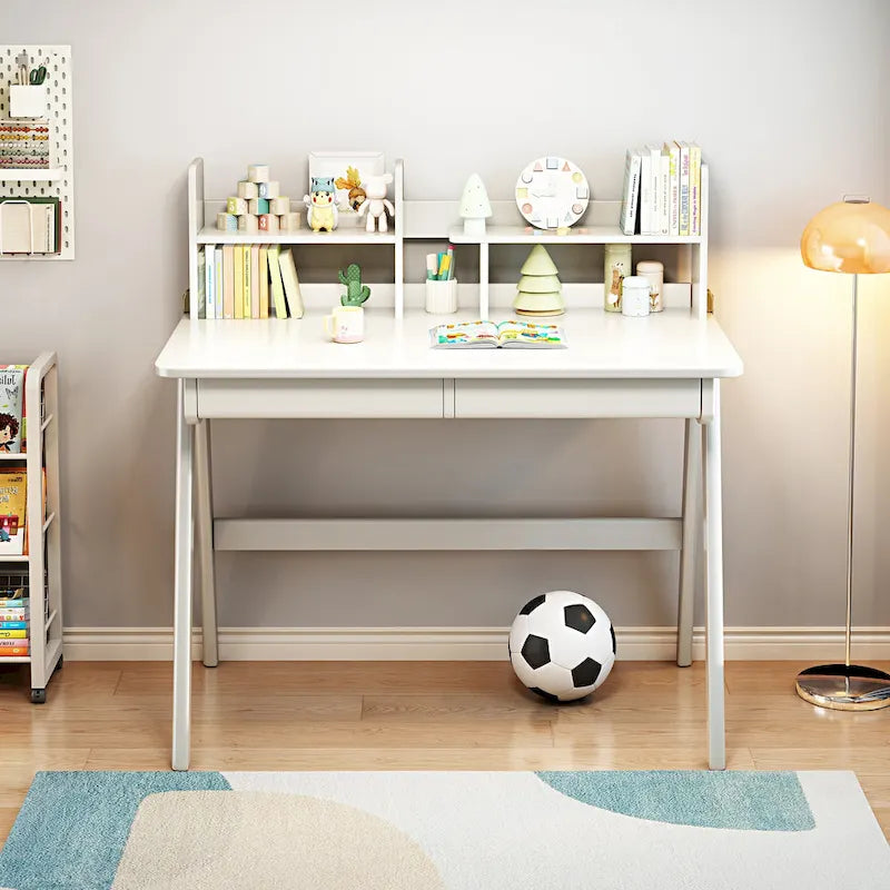 Bureau d'enfant en bois avec étagère